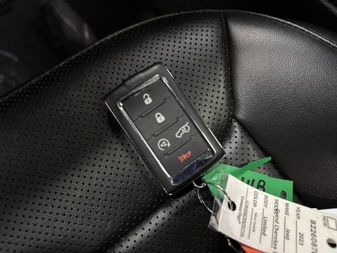 Used 2023 Jeep Grand Cherokee L Limited w/ Luxury Tech Group II image 28