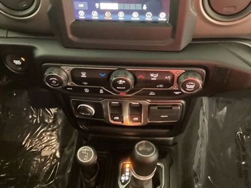 Used 2022 Jeep Wrangler Sport S image 17
