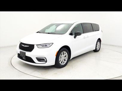 Used 2025 Chrysler Pacifica Select