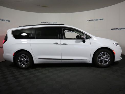 Used 2023 Chrysler Pacifica Limited FWD image 4