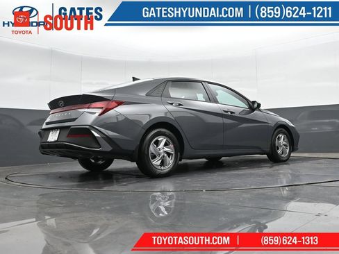 Used 2025 Hyundai Elantra SE FWD image 32