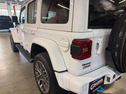 Used 2022 Jeep Wrangler Unlimited Sahara AWD/4WD image 12