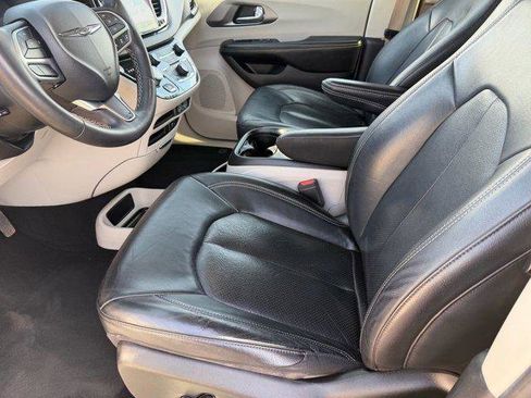 Used 2022 Chrysler Pacifica Touring-L image 20