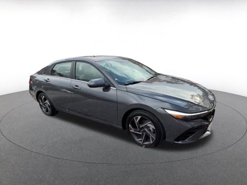 Used 2025 Hyundai Elantra Limited image 2