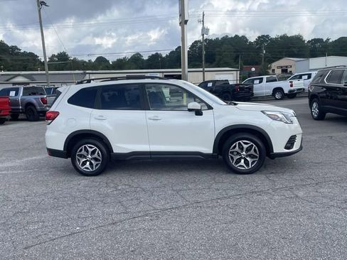 Used 2023 Subaru Forester Premium image 2