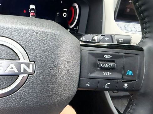 Used 2025 Nissan Rogue SL AWD/4WD image 19