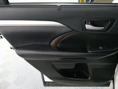 Used 2019 Toyota Highlander XLE AWD/4WD image 26