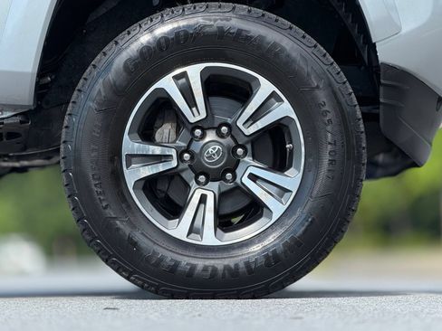 Used 2017 Toyota Tacoma TRD Sport w/ Tow Package RWD image 21