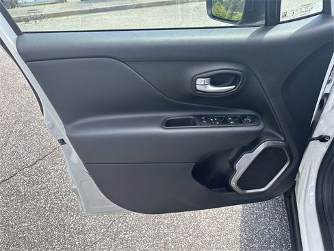 Used 2023 Jeep Renegade Latitude image 10