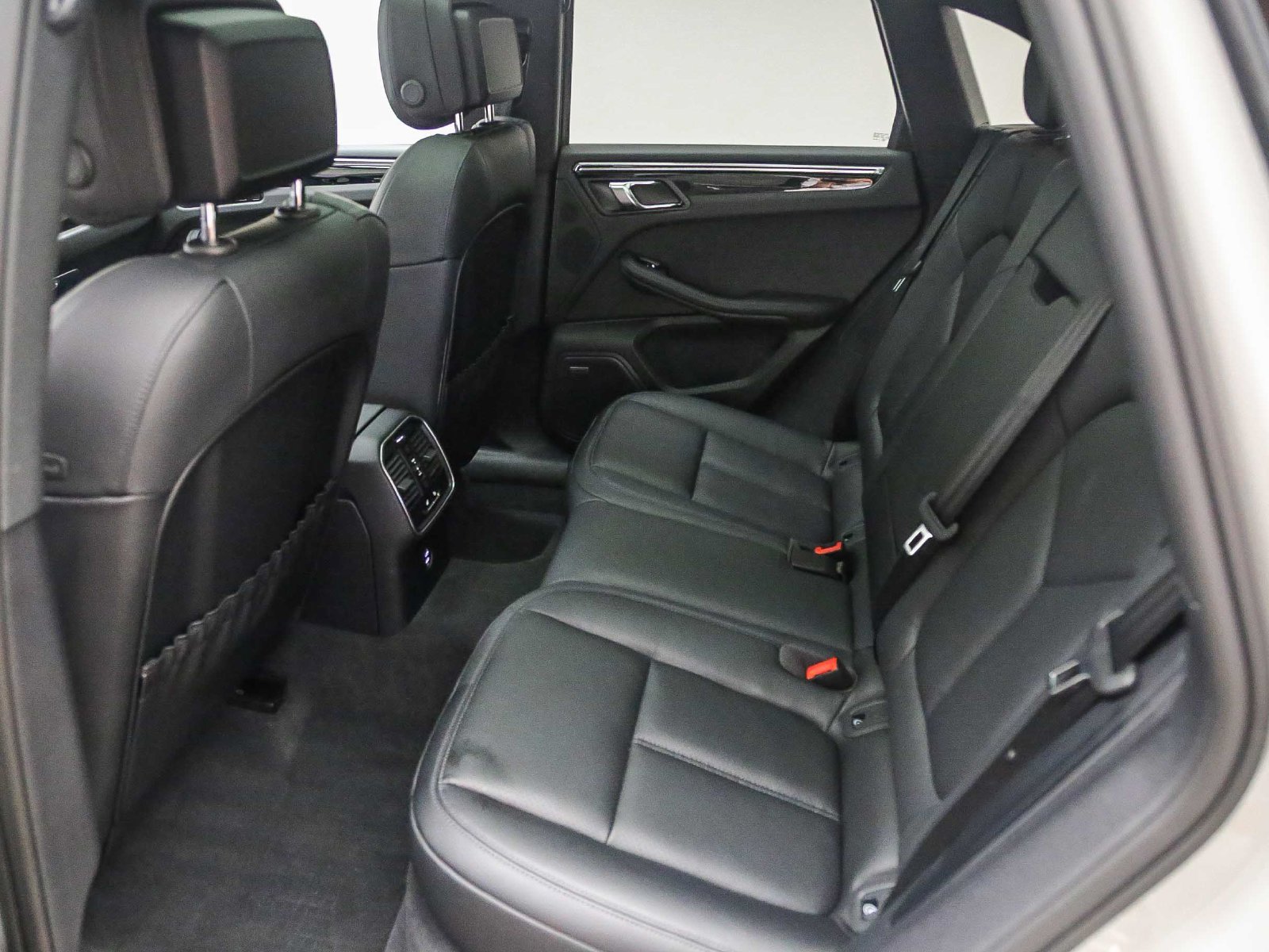Certified 2026 Porsche Macan AWD/4WD image 23