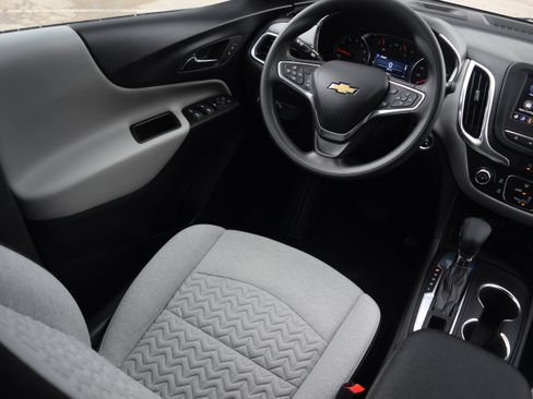 Used 2023 Chevrolet Equinox LS w/ LS Convenience Package image 2