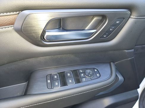 Certified 2025 Nissan Armada Platinum Reserve image 32