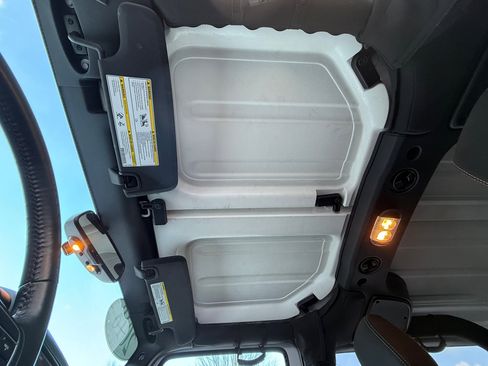 Used 2018 Jeep Wrangler Sahara w/ Connectivity Group image 19