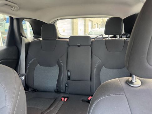 Used 2019 Jeep Cherokee Latitude w/ Cold Weather Group image 24