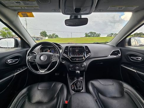 Used 2019 Jeep Cherokee Limited FWD image 12