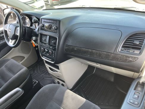 Used 2017 Dodge Grand Caravan SE w/ UConnect Hands-Free Group FWD image 13