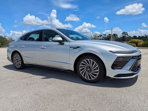 Used 2024 Hyundai Sonata Limited FWD image 2