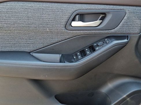 Used 2023 Nissan Rogue SV FWD image 13
