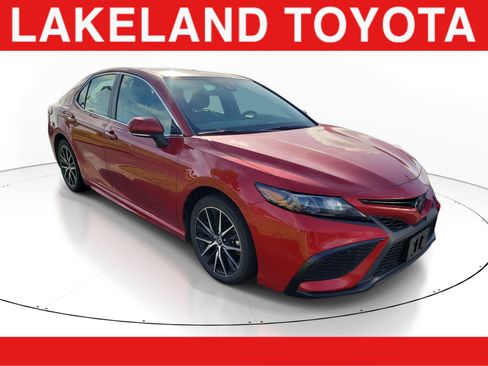 Used 2023 Toyota Camry SE FWD image 1