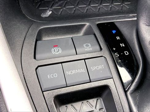 Used 2024 Toyota RAV4 XLE FWD image 33