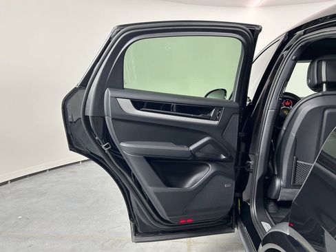 Certified 2024 Porsche Cayenne Coupe AWD/4WD image 28