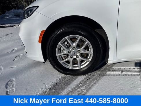 Used 2023 Chrysler Pacifica Touring-L FWD image 27
