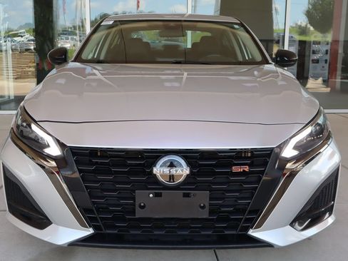 Used 2024 Nissan Altima 2.5 SR FWD image 2