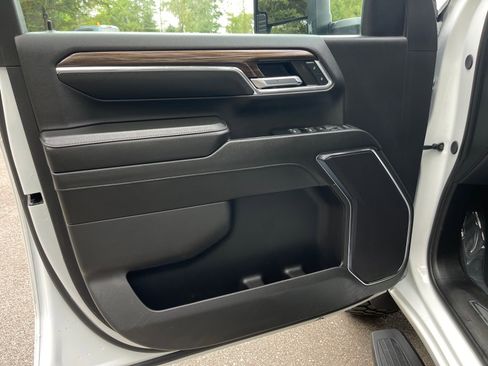 Used 2024 Chevrolet Silverado 3500 LT image 9