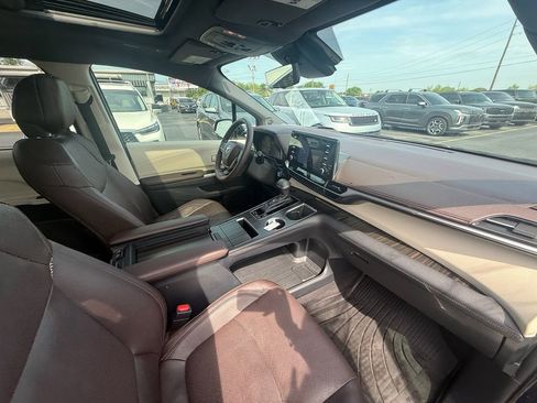 Used 2022 Toyota Sienna Platinum image 25