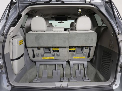 Used 2014 Toyota Sienna XLE w/ XLE Premium Package FWD image 18