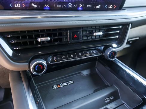 Used 2025 Chevrolet Suburban Z71 AWD/4WD image 19
