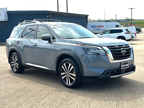Used 2024 Nissan Pathfinder Platinum FWD image 10