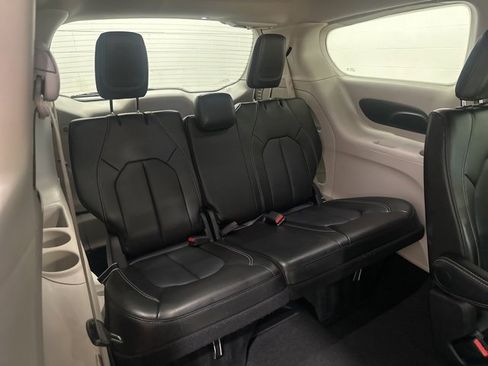 Used 2024 Chrysler Pacifica Touring-L image 11
