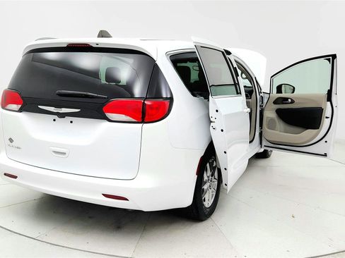 Used 2023 Chrysler Voyager LX FWD image 11