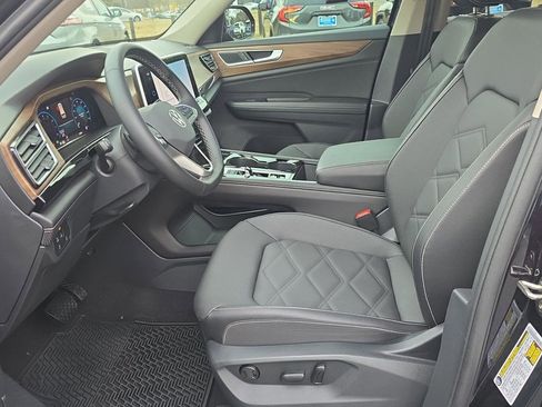 Certified 2025 Volkswagen Atlas SE image 18