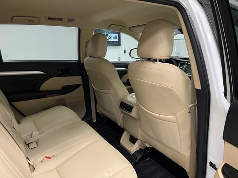 Used 2018 Toyota Highlander Plus w/ Carpet Mat Package (TMS) AWD/4WD image 53