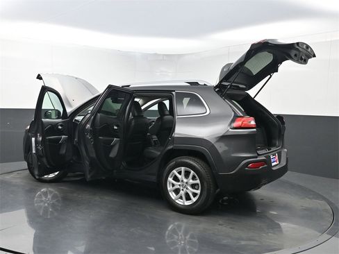 Used 2018 Jeep Cherokee Latitude Plus image 33