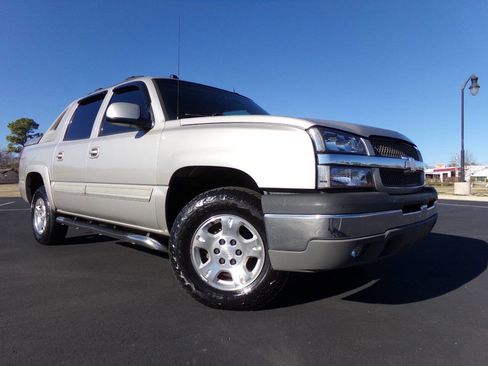 Used 2005 Chevrolet Avalanche Z71 w/ Sun And Sound Package image 2