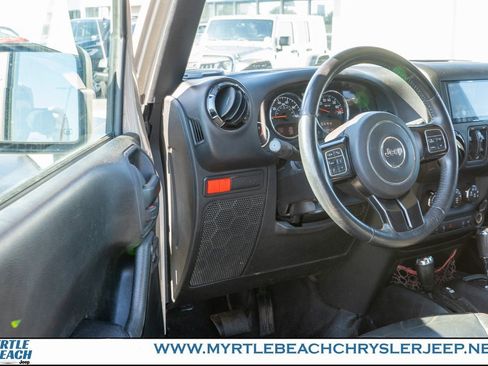 Used 2017 Jeep Wrangler Unlimited Rubicon image 16