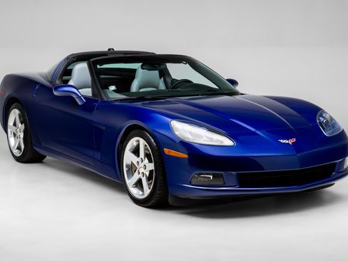 Used 2005 Chevrolet Corvette Coupe w/ Preferred Equipment Group RWD image 1