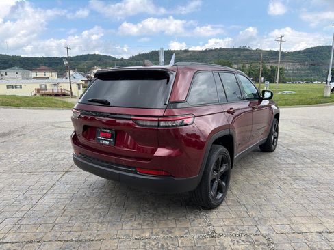 Used 2023 Jeep Grand Cherokee Altitude AWD/4WD image 8