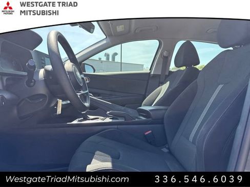 Used 2024 Hyundai Elantra SE FWD image 2
