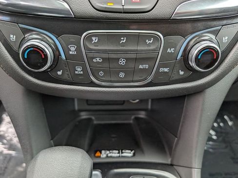 Used 2023 Chevrolet Equinox Premier FWD image 19
