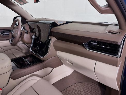 Used 2025 GMC Yukon Denali w/ Denali Reserve Package image 32