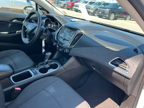 Used 2018 Chevrolet Cruze LT FWD image 25