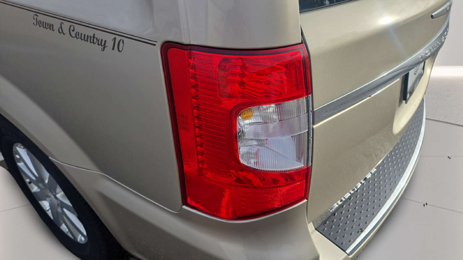 Used 2012 Chrysler Town & Country Touring-L w/ Entertainment Group #2 FWD image 36