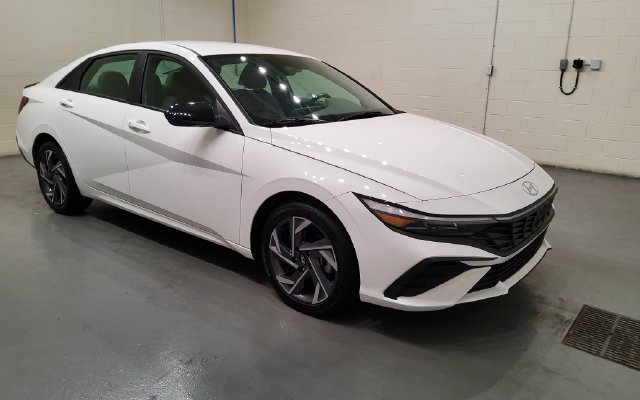 Used 2025 Hyundai Elantra SEL FWD image 2