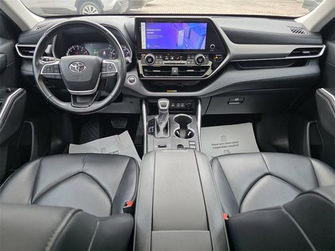 Used 2024 Toyota Highlander XLE image 5
