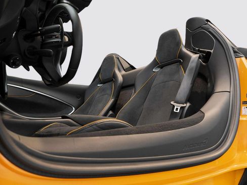 Used 2026 McLaren Artura Spider RWD image 19