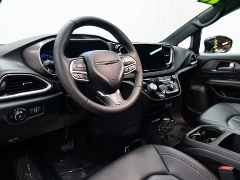 Used 2025 Chrysler Pacifica Select FWD image 24